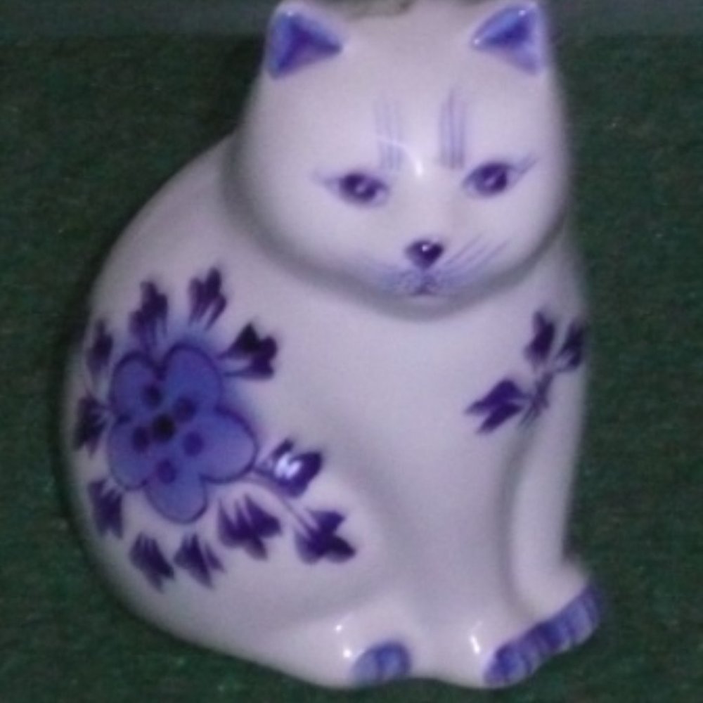 DELFT CAT FIGURINE